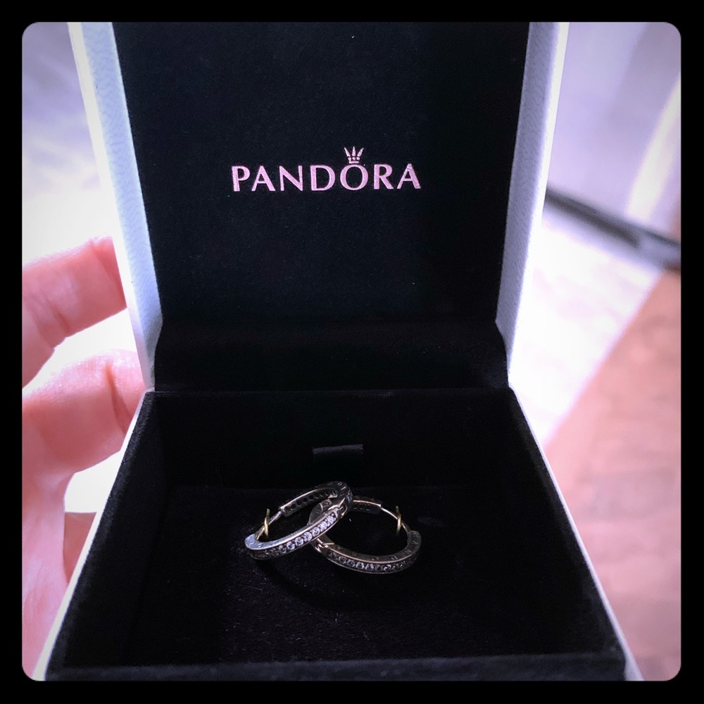 Boucle d’oreille Pandora en parfait état